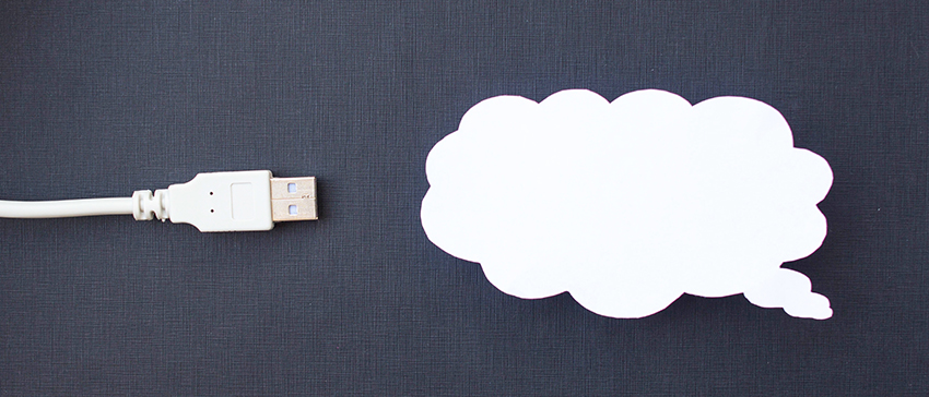 Sky for datalagring kuttet fra papir på svart bakgrunn og kabel-USB, nærbilde, sky