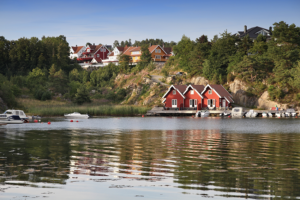 Bilde av en liten rød bryggerekke i Kristiansand kommune.
